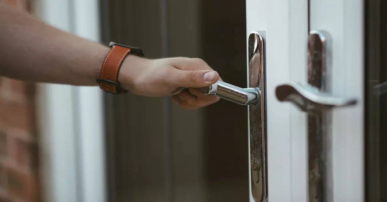 5 formas de automatizar la puerta de entrada aprovechando la domótica