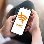 ¿Por qué es recomendable desactivar el WiFi del celular en áreas públicas?